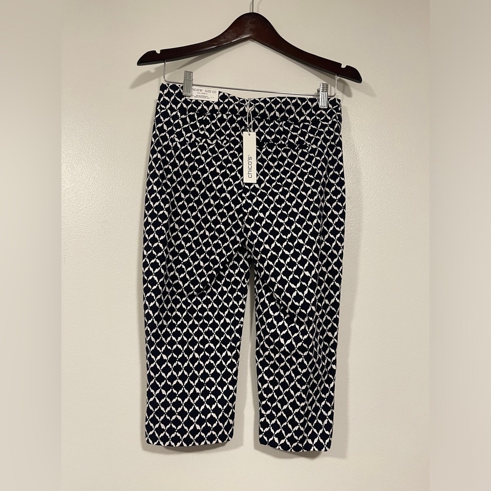 NWT Chico’s Brigitte Diamond Ikat Capris Black/White Size 2/XS (Chico’s Size 00)